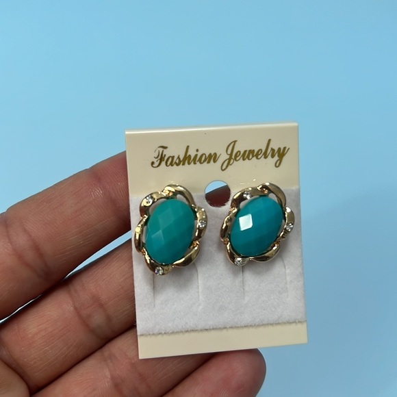 Fashion Jewelry Stud Earrings - Picture 4 of 5